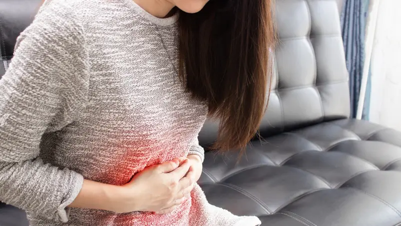 حرقة المعدة المتكررة.. عرض بسيط قد يخفي خطرًا صحيًا أكبر