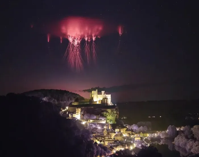 أضواء حمراء غامضة في السماء تظهر على شكل "قنديل بحر".. وناسا تفسّر الظاهرة