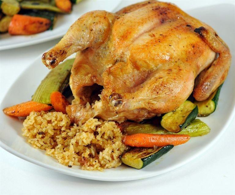 الدجاج مع الأرز: خيار شائع.. لكن هل يكفي وحده؟