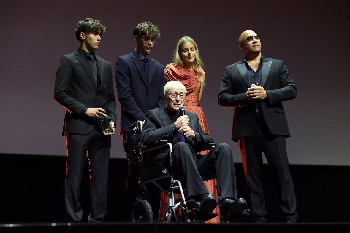 تكريم إنساني مؤثر لمايكل كين ودموع جولييت بينوش تتصدران افتتاح مهرجان البحر الأحمر السينمائي