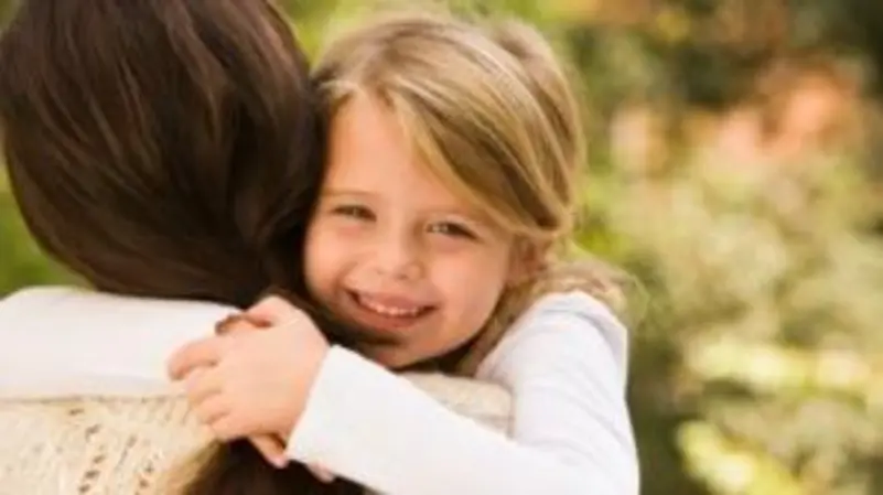 العناق الدافئ يعزّز الشعور بالذات والصحة النفسية