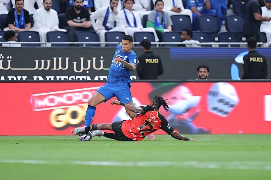 كانسيلو يصل إلى برشلونة استعدادًا للكشف الطبي والإعلان عن الصفقة