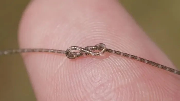 علماء صينيون يبتكرون شريحة إلكترونية داخل ألياف أدق من شعرة الإنسان