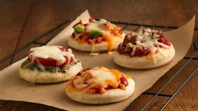 الميني بيتزا.. وجبة سريعة بطعم لذيذ