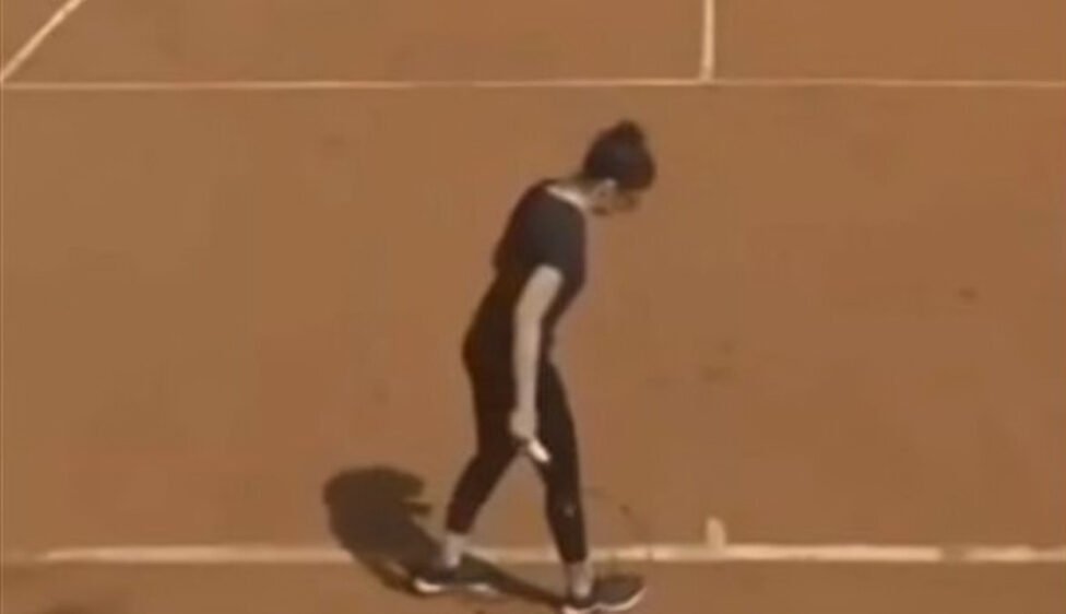 جدل واسع في مصر بعد ظهور لاعبة تنس مجهولة بأداء «كارثي» في بطولة دولية بكينيا