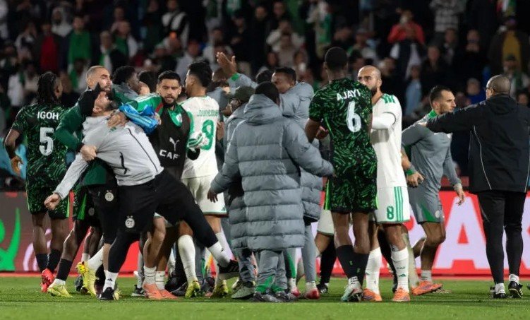 زلزال عقوبات يضرب الجزائر| كاف يفرض غرامات باهظة ويوقف لوكا زيدان بعد موقعة نيجيريا