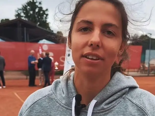 جدل واسع في مصر بعد ظهور لاعبة تنس مجهولة بأداء «كارثي» في بطولة دولية بكينيا