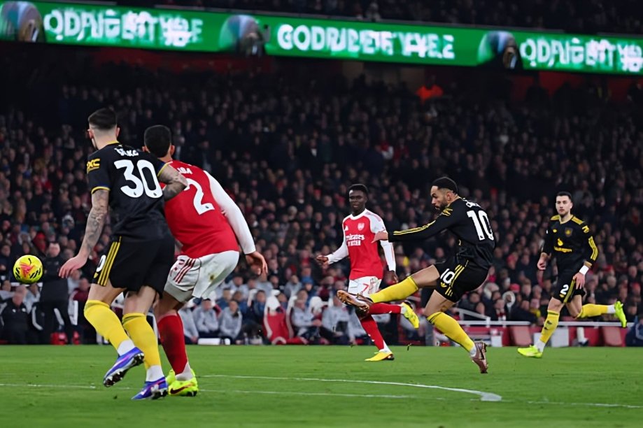 مانشستر يونايتد يقتنص فوزا دراميا من أرسنال في قمة الدوري الإنجليزي بملعب الإمارات