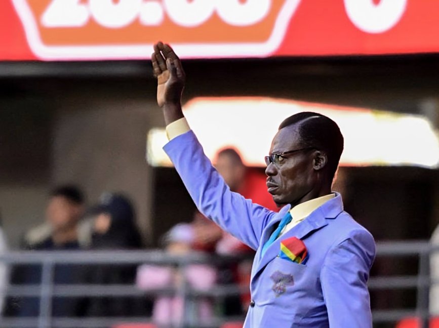 من هو "لومومبا" مشجع الكونغو الذي خطف كاميرات كأس أفريقيا بوقوفه الصامت؟