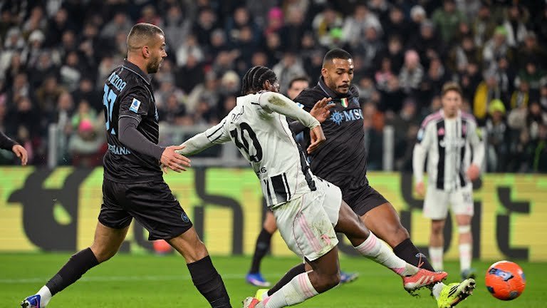 يوفنتوس يسحق نابولي بثلاثية نظيفة ويشعل صراع المربع الذهبي في الدوري الإيطالي