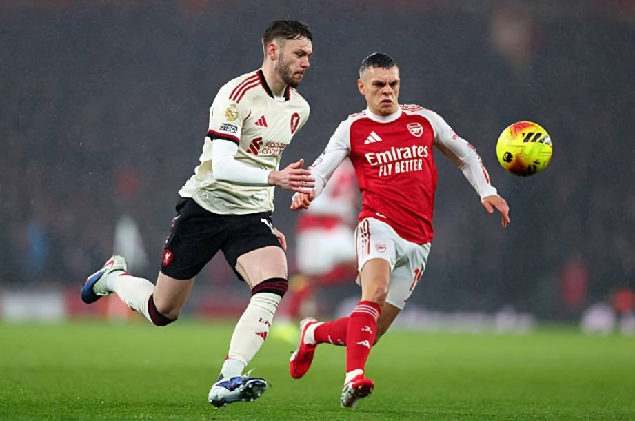 ليفربول يعلن عن جراحة عاجلة لكونور برادلي بعد إصابة خطيرة في الركبة تنهي موسمه مع الريدز