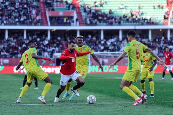 مصر تعبر بنين بثلاثية مثيرة وتعلن جاهزيتها لصراع اللقب الأفريقي