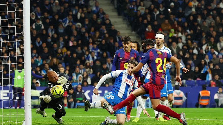 برشلونة يحسم ديربي كتالونيا في الدقائق الأخيرة ويبتعد بصدارة الليجا