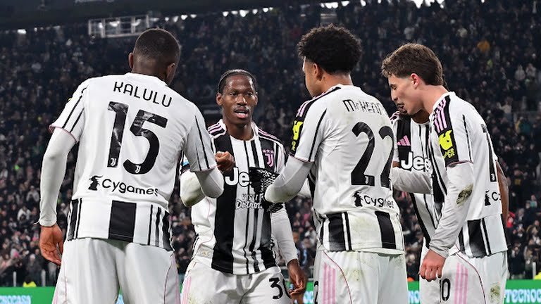 يوفنتوس يسحق نابولي بثلاثية نظيفة ويشعل صراع المربع الذهبي في الدوري الإيطالي