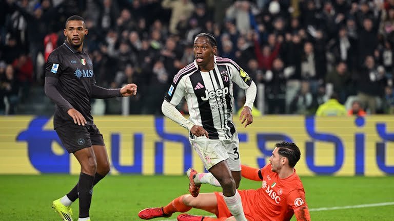 يوفنتوس يسحق نابولي بثلاثية نظيفة ويشعل صراع المربع الذهبي في الدوري الإيطالي