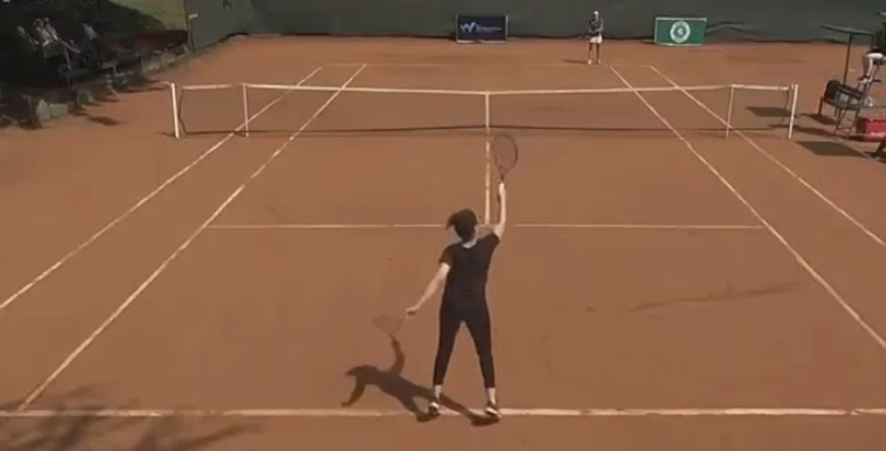 جدل واسع في مصر بعد ظهور لاعبة تنس مجهولة بأداء «كارثي» في بطولة دولية بكينيا