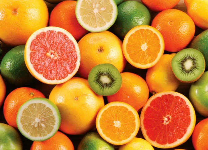 الكيوي أم البرتقال؟ أيهما أغنى بفيتامين C؟