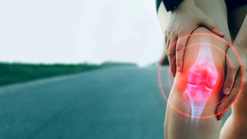 دراسة سريرية تشكك في فاعلية حقن الكورتيزون لعلاج آلام خشونة الركبة