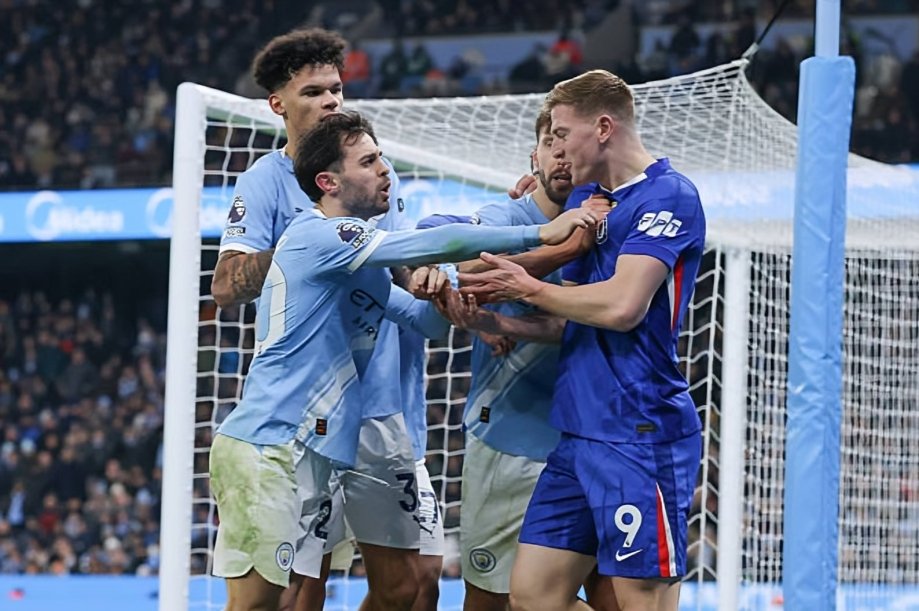 تشيلسي يقدم هدية لأرسنال ويخطف تعادل قاتل من مانشستر سيتي