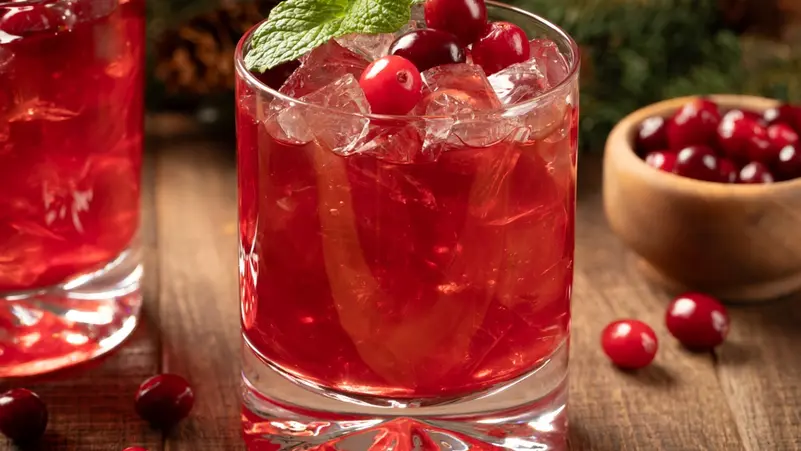 بين الحقيقة والوهم.. ما دور عصير التوت البري في صحة المسالك البولية؟