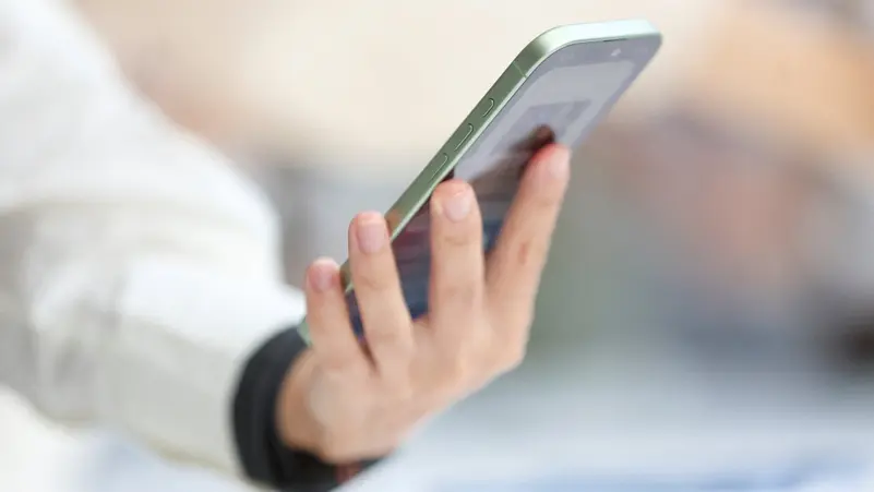 خلل تقني في آيفون يُربك المستخدمين ويتسبب بتفويت مواعيد العمل