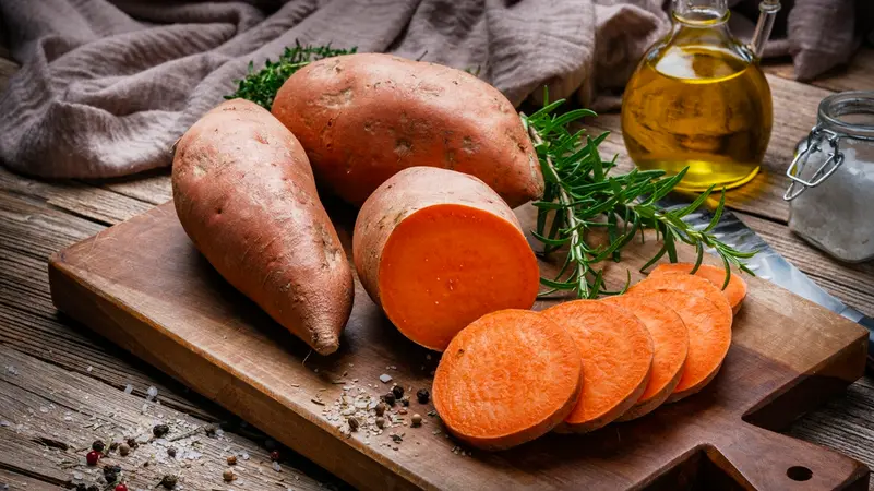 السلق أفضل من القلي والخبز.. لماذا تُعدّ البطاطا الحلوة المسلوقة خيارًا صحيًا؟