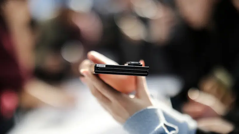 لماذا تطرح سامسونج هاتفها ثلاثي الطيات في أسواق محدودة؟