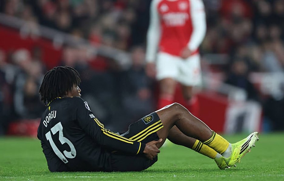 ضربة موجعة لمانشستر يونايتد| غياب باتريك دورجو عن الملاعب لعدة أسابيع بسبب الإصابة