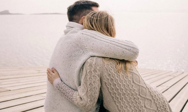 العناق الدافئ يعزّز الشعور بالذات والصحة النفسية