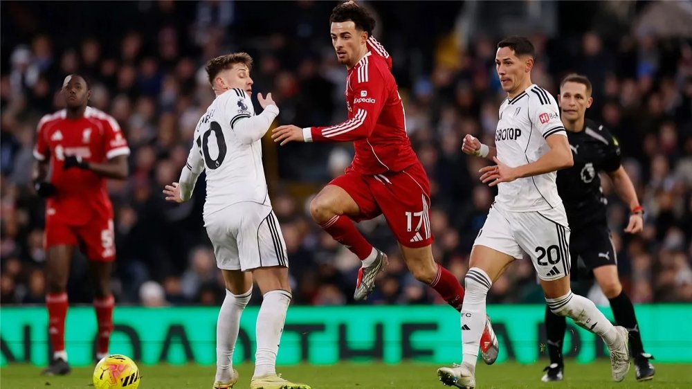 ليفربول يواصل نزيف النقاط بعد تعادل مثير مع فولهام