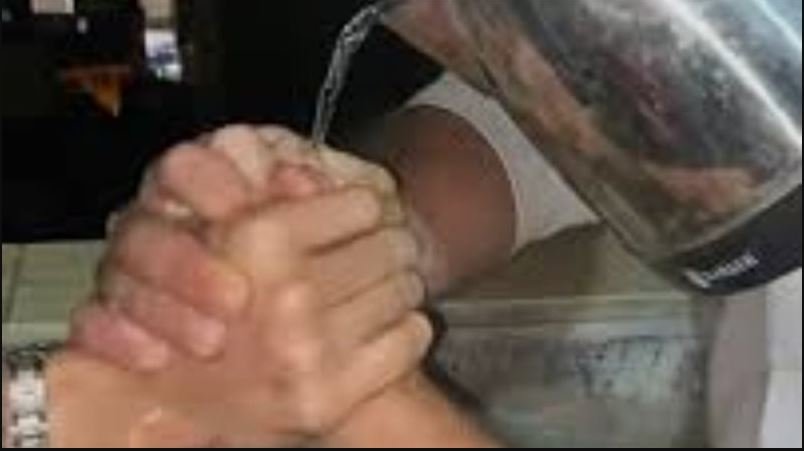 تحدي الماء المغلي لإثبات الصداقة