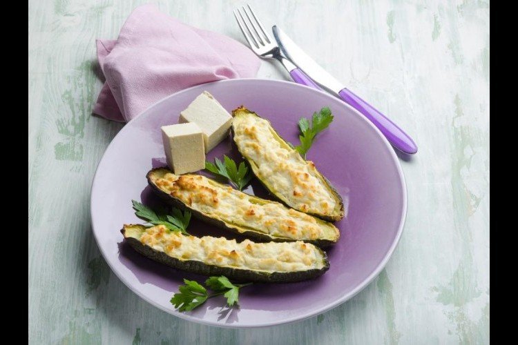 قوارب الكوسا بالجبن والزعتر.. وجبة شهية وسهلة التحضير