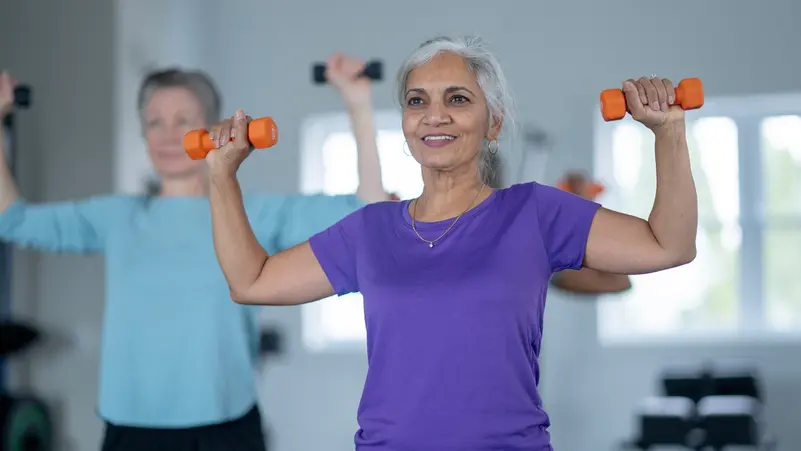 قوة العضلات بعد الستين.. مفتاح العيش لفترة أطول لدى النساء