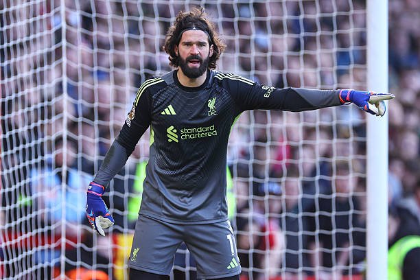 رياح التغيير في ليفربول تفتح باب الرحيل أمام محمد صلاح وأليسون بيكر