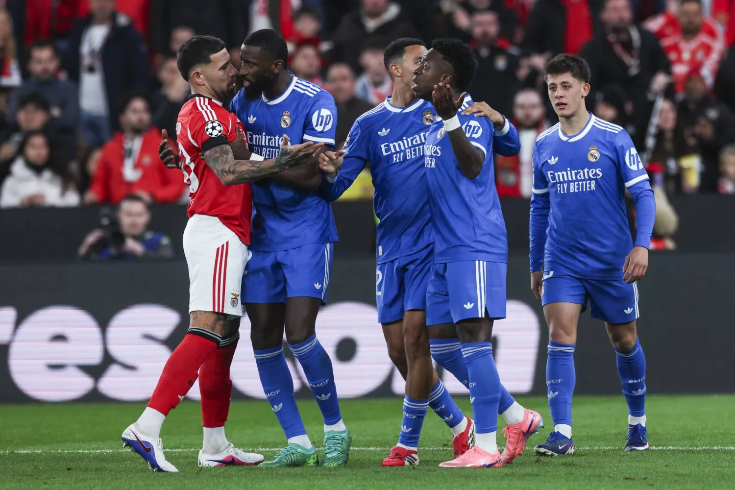 يويفا يفتح تحقيقا رسميا في واقعة الريال وبنفيكا ومورينيو يهاجم فينيسيوس جونيور