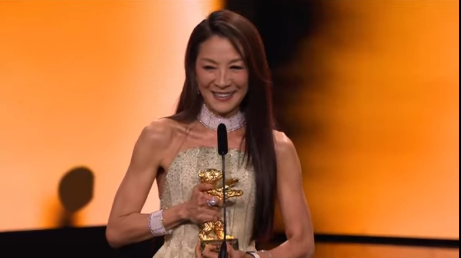 ميشيل يوه تحصد الدب الذهبي الفخري في برلين.. أربعة عقود من الإبداع تُتوَّج بتكريم تاريخي