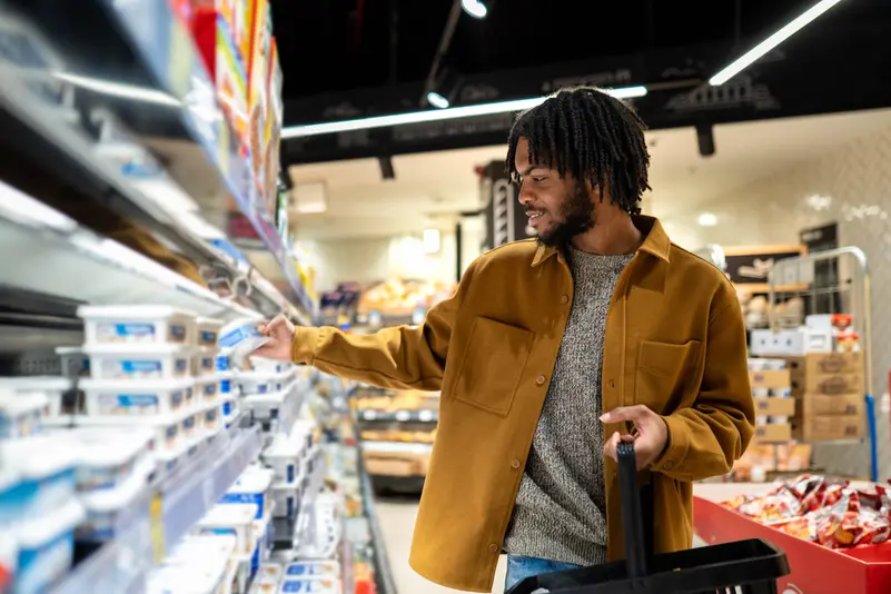 "الهالة الصحية".. كيف تخدعنا الملصقات الغذائية في السوبرماركت؟