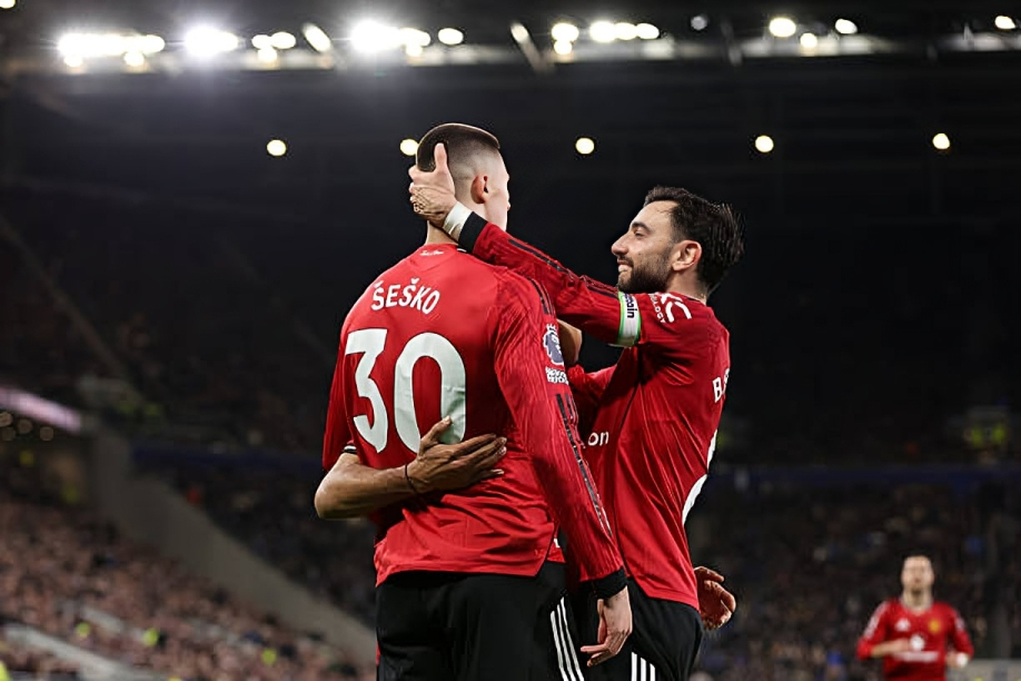 مانشستر يونايتد يتجاوز إيفرتون بهدف سيسكو ويقتحم المربع الذهبي للدوري الإنجليزي