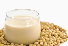 حليب الصويا.. فوائد صحية محتملة وتحذيرات لفئات محددة