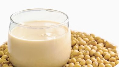 حليب الصويا.. فوائد صحية محتملة وتحذيرات لفئات محددة