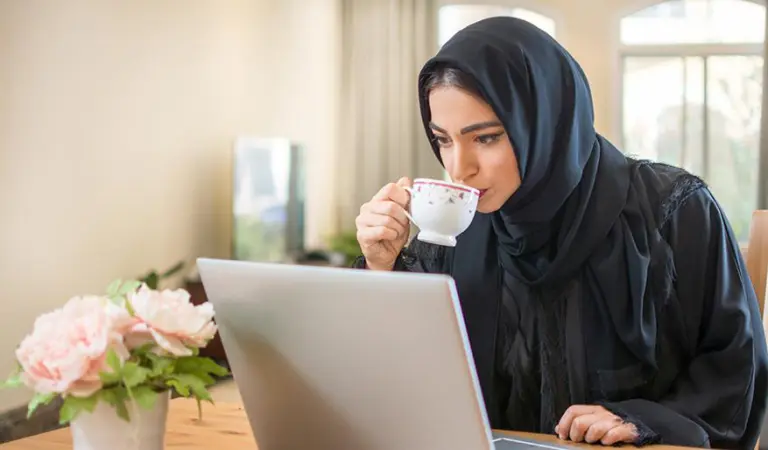 العمل من المنزل تحت المجهر: تأثيرات متفاوتة على الصحة النفسية