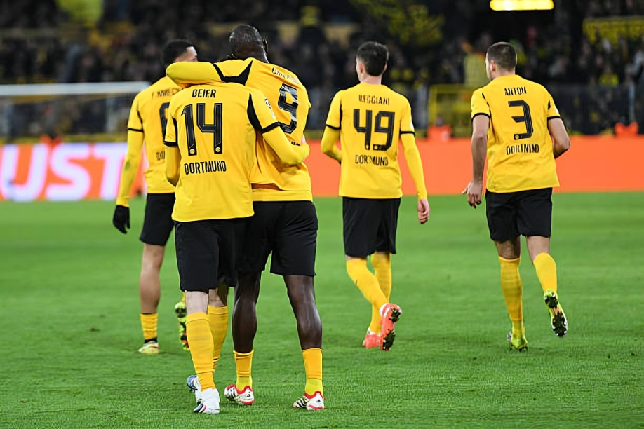 بوروسيا دورتموند يتفوق على أتالانتا بثنائية نظيفة ويقترب من ثمن نهائي دوري أبطال أوروبا