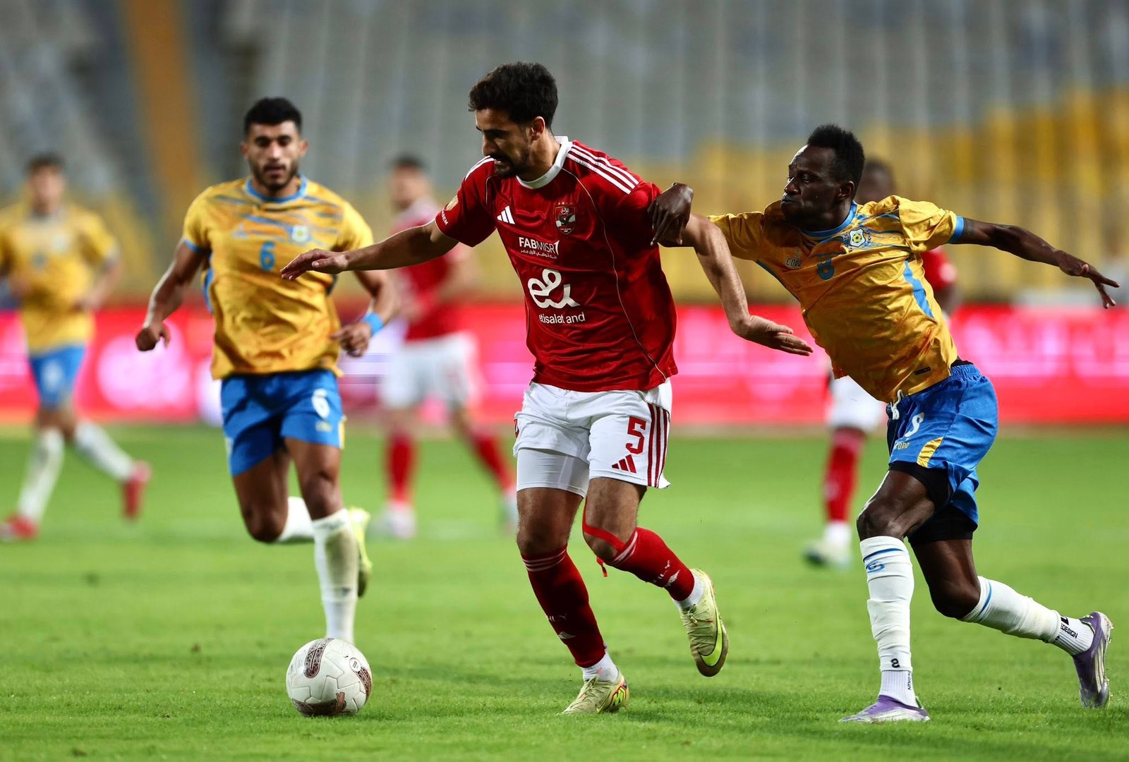 الأهلي يستعيد نغمة الانتصارات بالدوري المصري بفوز ثمين على الإسماعيلي ببرج العرب