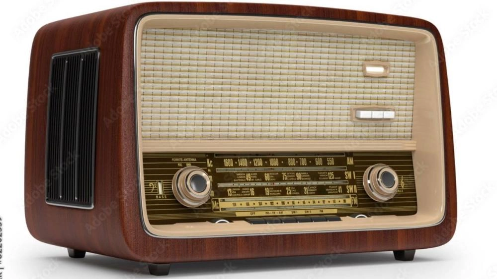 نجوم الصف الأول يعودون إلى الميكروفون.. الدراما الإذاعية تنافس بقوة في رمضان