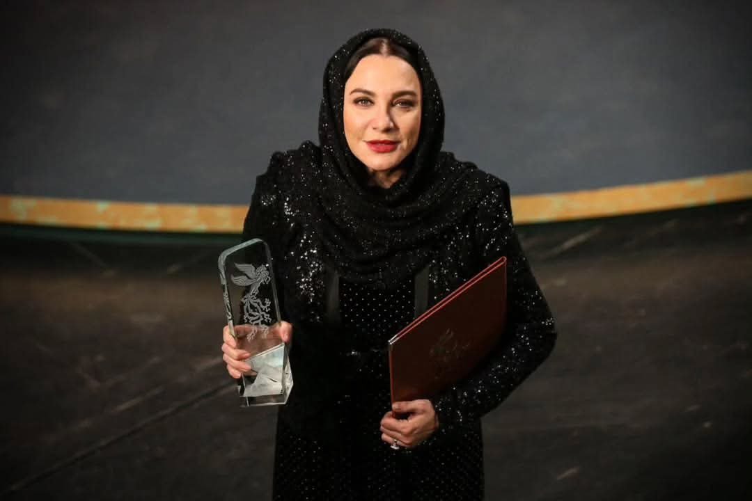 سلاف فواخرجي توضح سبب ارتداء الحجاب في طهران وتؤكد: الاحترام لا يناقض الحرية