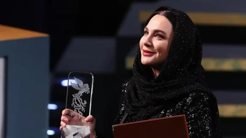 سلاف فواخرجي توضح سبب ارتداء الحجاب في طهران وتؤكد: الاحترام لا يناقض الحرية