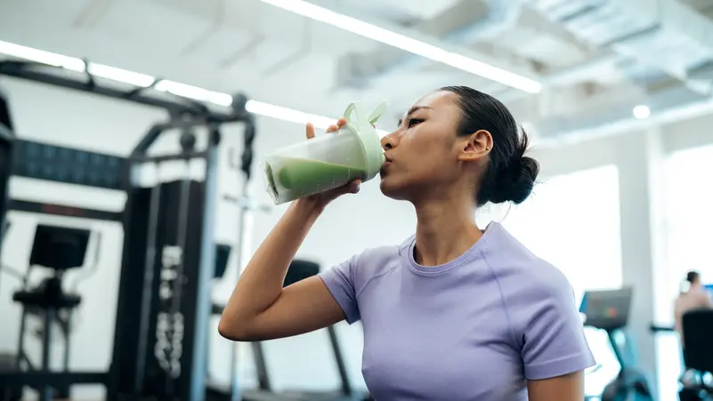 مخفوقات البروتين: خيار سريع أم بديل غذائي صحي؟