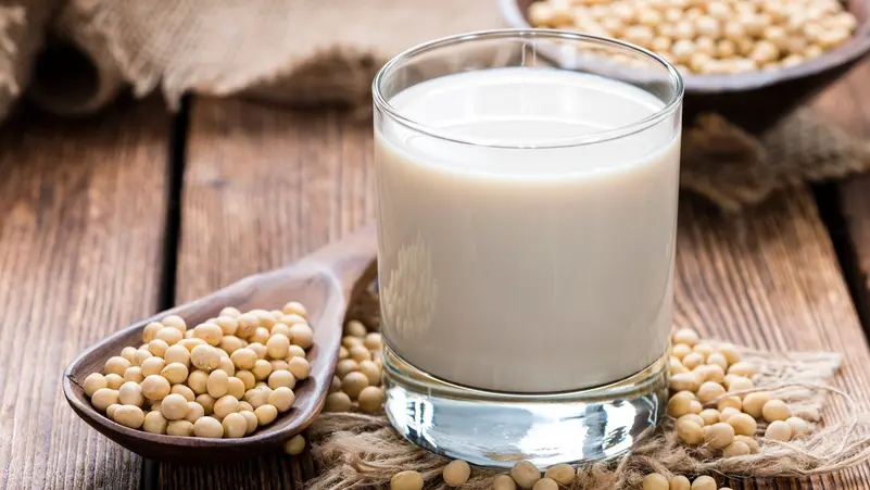 حليب الصويا.. فوائد صحية محتملة وتحذيرات لفئات محددة