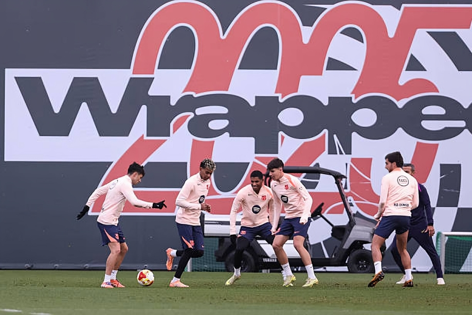 هانزي فليك يكشف خطة برشلونة للتعامل مع صيام لامين يامال ومواجهة ليفانتي