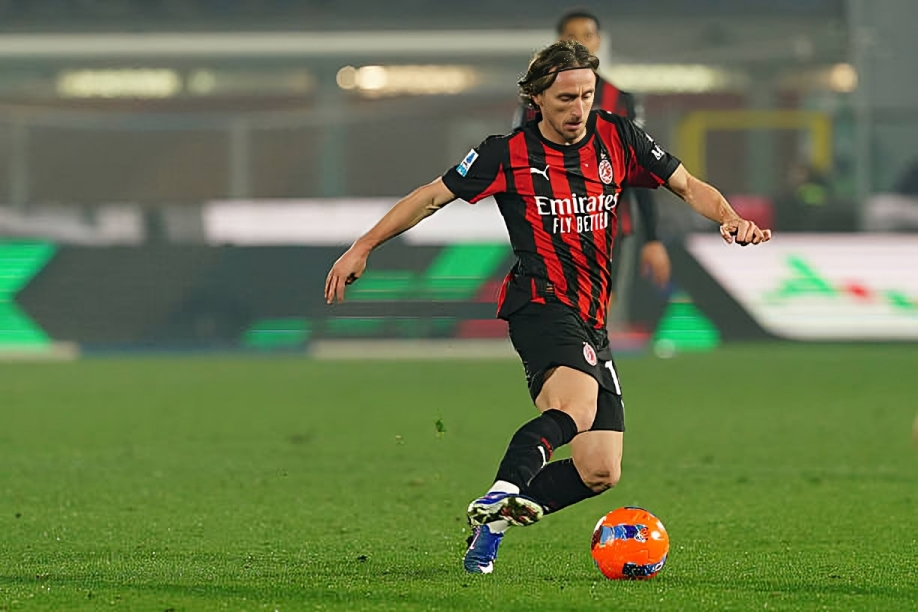 ميلان يتحرك لتجديد عقد المخضرم لوكا مودريتش لموسم إضافي